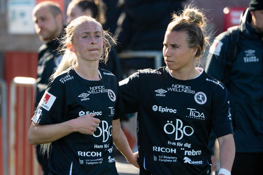 Örebros Nathalie Hoff Persson och Jenna Hellstrom deppar