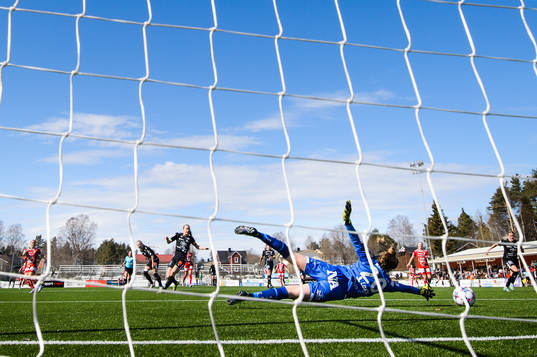 Piteås Katrina Guillou sätter 1-0 bakom Örebros målvakt