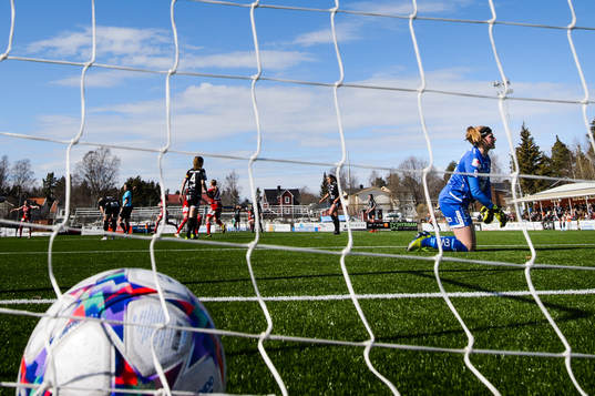 Örebros målvakt Tove Enblom deppar