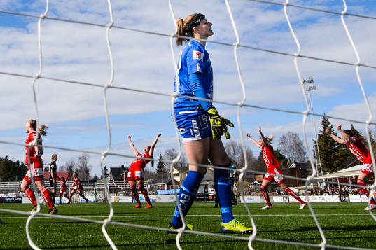Örebros målvakt Tove Enblom deppar