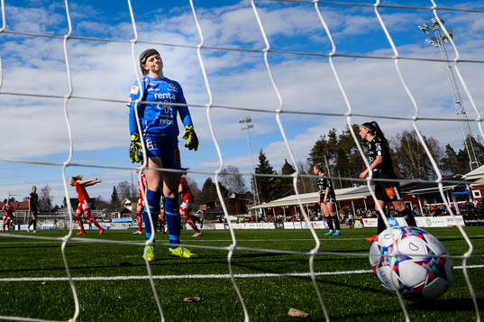 Örebros målvakt Tove Enblom deppar