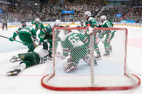 Färjestads Pontus Widerström faller