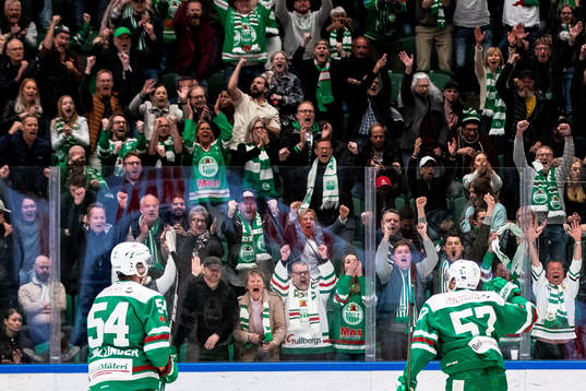 Rögles William Wallinder och Vojtech Mozik jublar med
