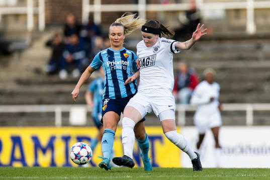 Djurgårdens Tove Almqvist i kamp om bollen med Eskilstunas