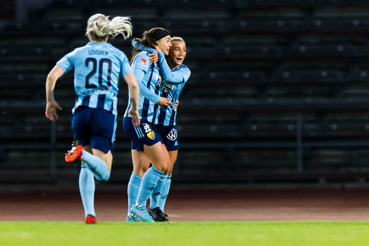 Djurgårdens Lova Lundin gör 2-0 och gratuleras av Tilde
