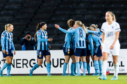 Djurgårdens Lova Lundin gör 2-0 och gratuleras av