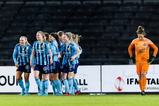 Djurgårdens Lova Lundin gör 2-0 och gratuleras av