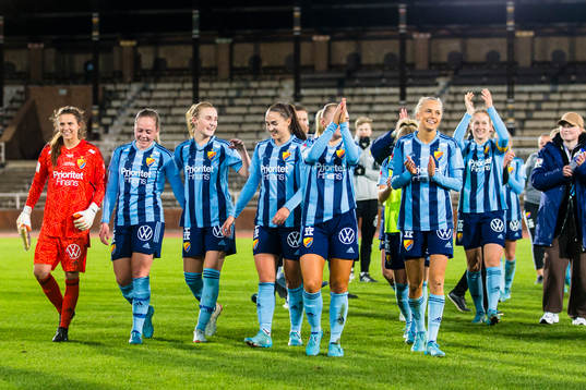 Djurgårdens spelare jublar och tackar publiken