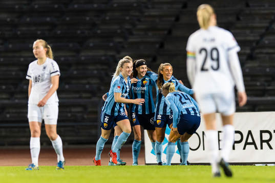 Djurgårdens Lova Lundin gör 2-0 och gratuleras av