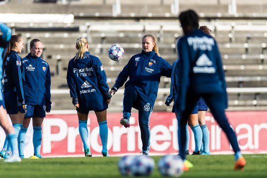 Djurgårdens spelare värmer upp