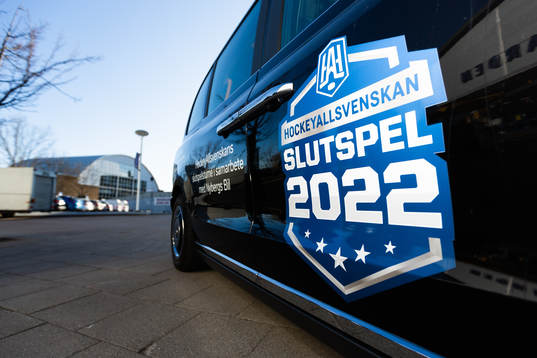 En bil med en logotyp för Hockeyallsvenskan