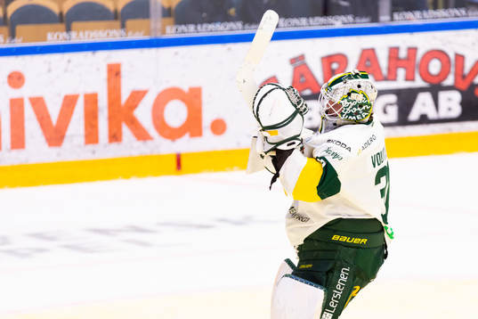 Björklövens målvakt Joona Voutilainen jublar