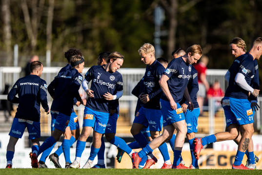 Värnamos William Kenndal värmer upp med lagkamrater