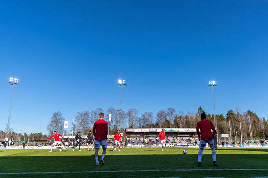 Degerfors spelare värmer upp