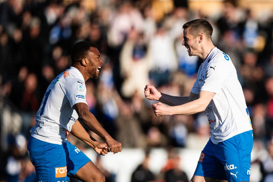 Värnamos Abdussalam Magashy och Oscar Johansson jublar