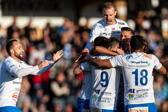 Värnamos Freddy Winsth jublar med lagkamrater