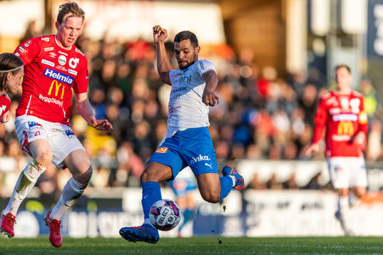 Degerfors Adam Carlén och Värnamos Wenderson Oliveira do