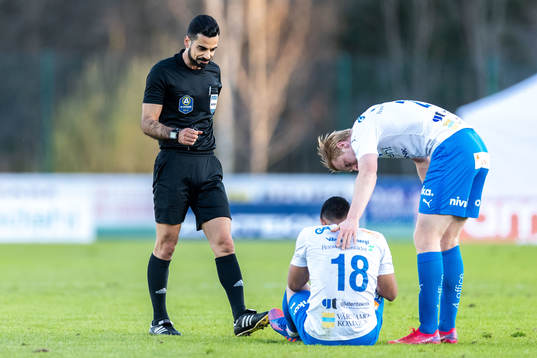 Domare Mohammed Al-Hakim och Värnamos Wenderson Oliveira