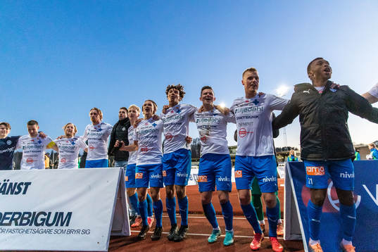 Värnamos spelare jublar