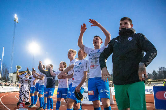 Värnamos spelare jublar