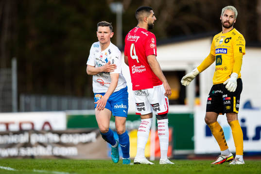 Värnamos Marcus Antonsson jublar samtidigt som Degerfors