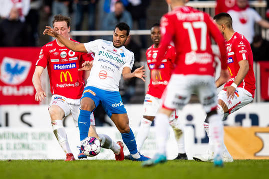 Degerfors Adam Carlén och Värnamos Wenderson Oliveira do