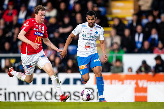 Degerfors Adam Carlén och Värnamos Wenderson Oliveira do