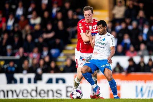 Degerfors Adam Carlén och Värnamos Wenderson Oliveira do