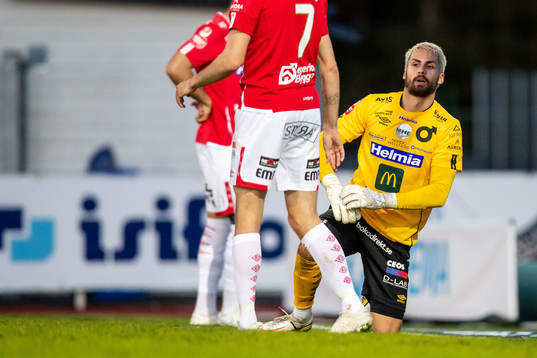 Degerfors målvakt Alfie Malik Whiteman deppar
