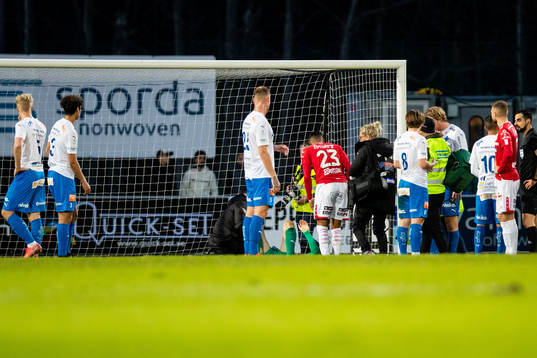 Värnamos målvakt  Pilip Vaitsiakhovich  får vård