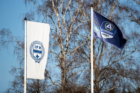 Värnamos flagga och en flagga med Allsvenskans logotyp