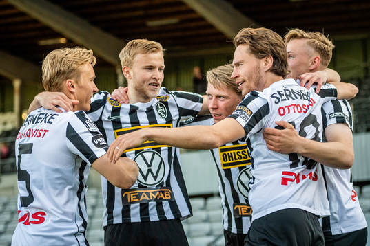Landskronas Adam Egnell jublar