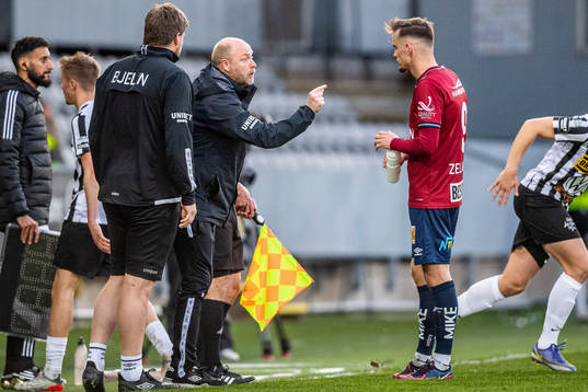 Örgrytes tränare Dane Ivarsson instruerar Ajdin Zeljkovic