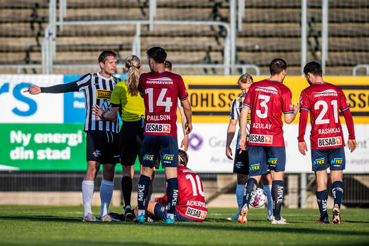 Landskronas Philip Andersson i samtal med domare Tess