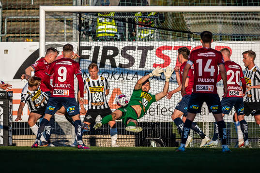 Landskronas målvakt Amr Kaddoura med en räddning