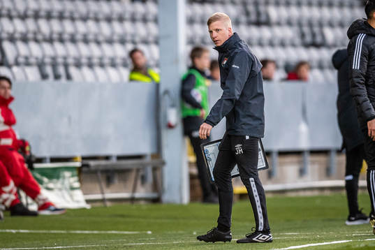 Örgrytes assisterande tränare Johan Mattsson deppar