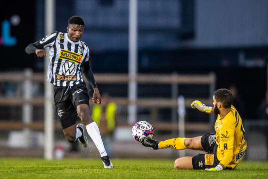 Landskronas Ousmane Diawara och Örgrytes målvakt Sixten