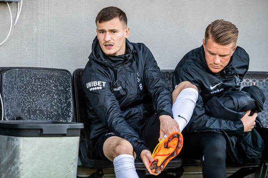 Landskronas Robin Dzabic och Jacob Blixt på bänken