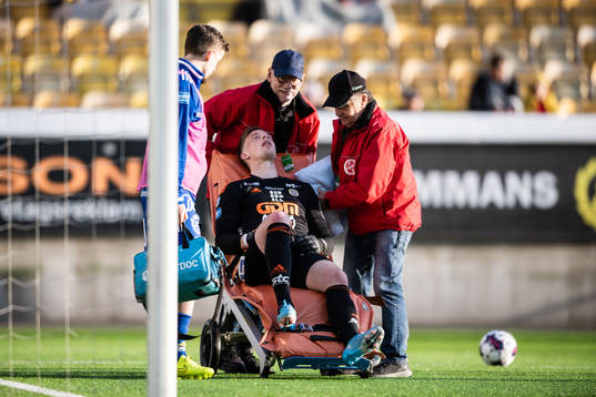 Sundsvalls målvakt Andreas Andersson förs ut på bår