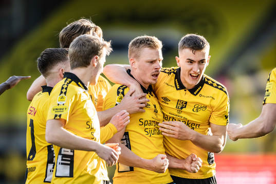 Elfsborgs Per Frick jublar med Gustaf Lagerbielke