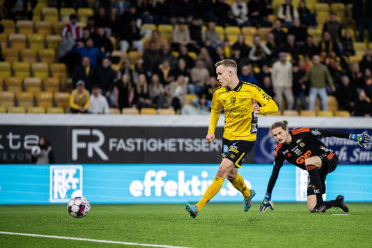 Elfsborgs Jacob Ondrejka gör 3-1 bakom Sundsvalls målvakt