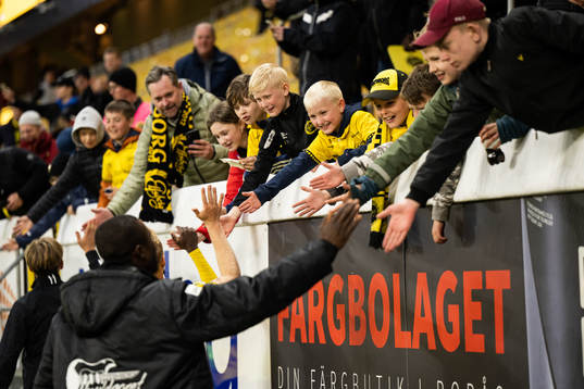 Elfsborgs spelare tackar ungdomar på familjeläktaren