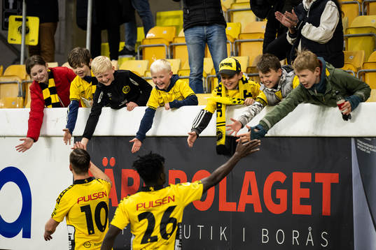 Elfsborgs spelare tackar ungdomar på familjeläktaren