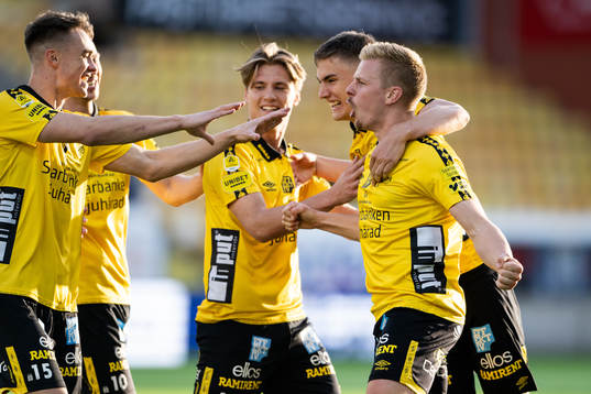 Elfsborgs Per Frick jublar med lagkamrater