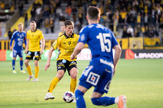 Elfsborgs Simon Olsson nder fotbollsmatchen i Allsvenskan