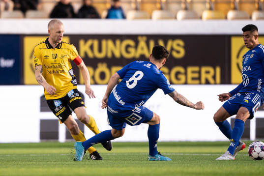 Elfsborgs Johan Larsson och Sundsvalls Joe Corona