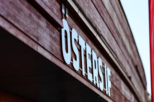 Skylt över Östers ingång till Visma arena