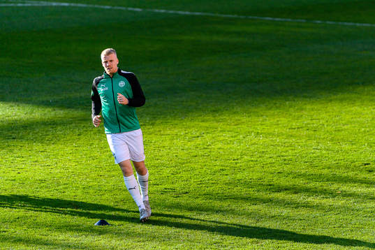 Västerås Simon Johansson värmer upp före