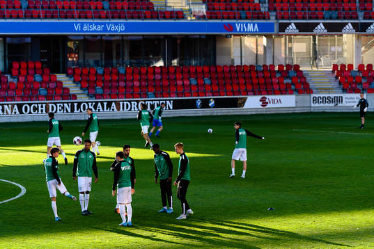 Västerås spelare värmer upp före fotbollsmatchen i
