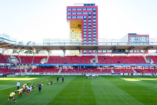 Östers spelare värmer upp före fotbollsmatchen i